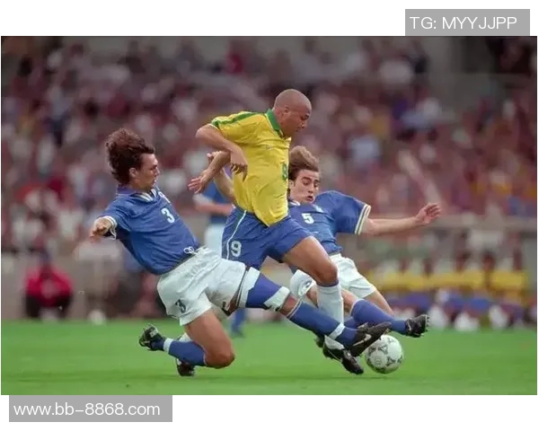 足球巨星日常分享：从训练场到生活点滴，揭秘他们的私人时光