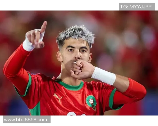 《足球星卡2022世界杯系列：重温赛场经典瞬间与传奇球员故事》